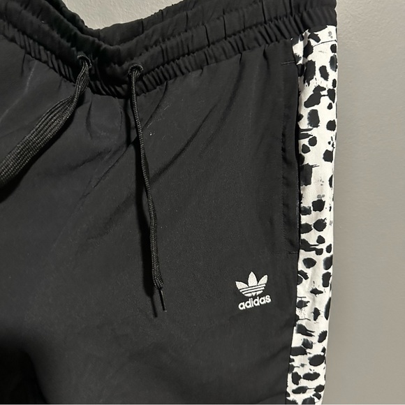 Adidas lightweight track pants with cheetah side - Picture 5 of 8